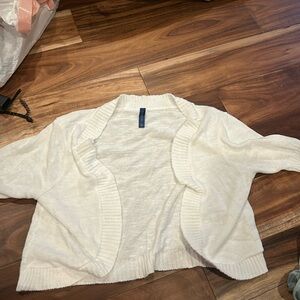 Medium size, short white cardigan